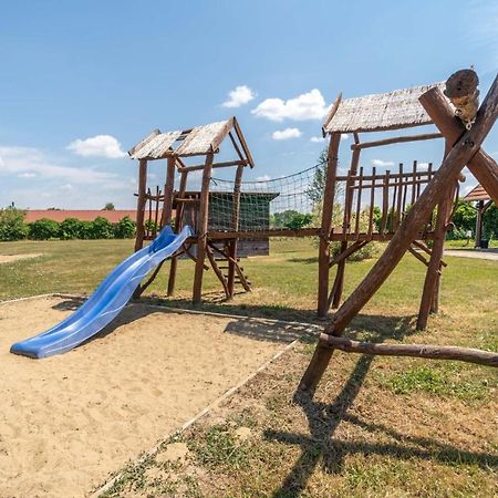 Apartmany Karmon Park Veľký Meder Exterior foto