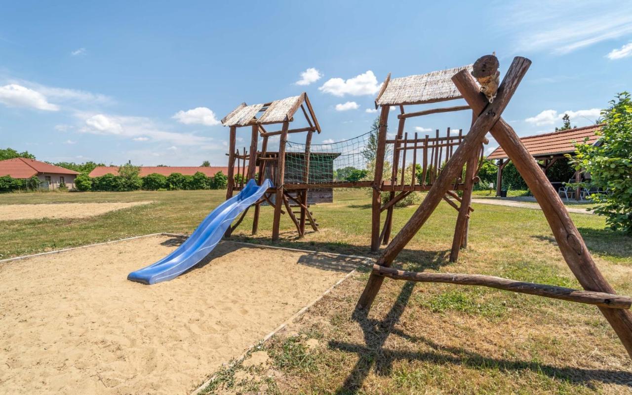 Apartmany Karmon Park Veľký Meder Exterior foto